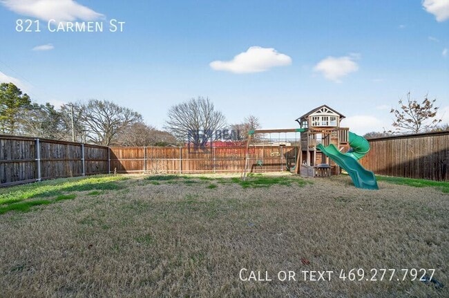 Building Photo - 821 Carmen St