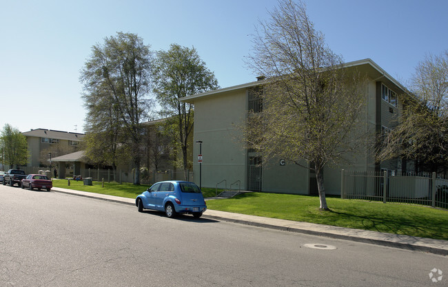 Building Photo - Yosemite Manor