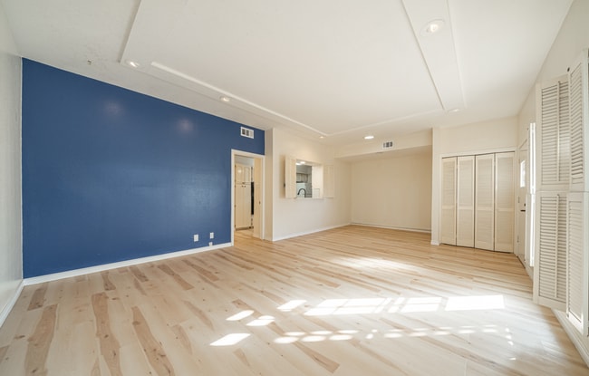 Building Photo - 2/1 Alamo Heights Condo ~ Freshly Remodele...