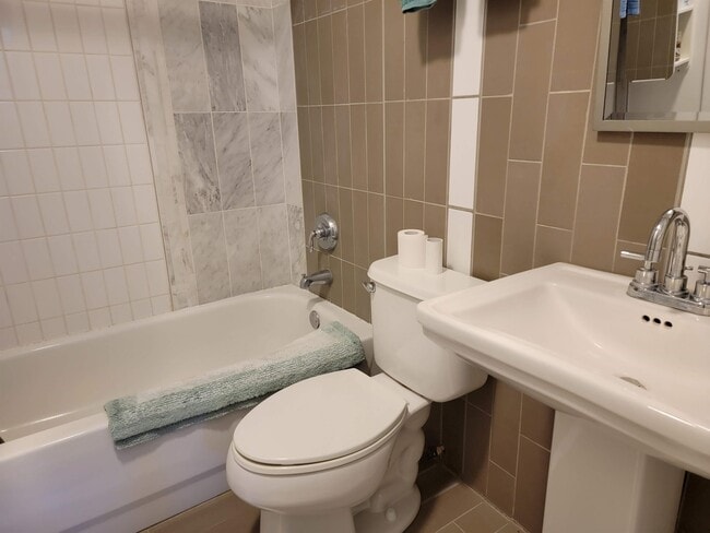 Building Photo - 408 S 11th St