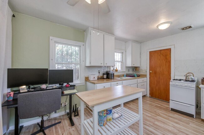 Building Photo - 3518 E Clay Ave