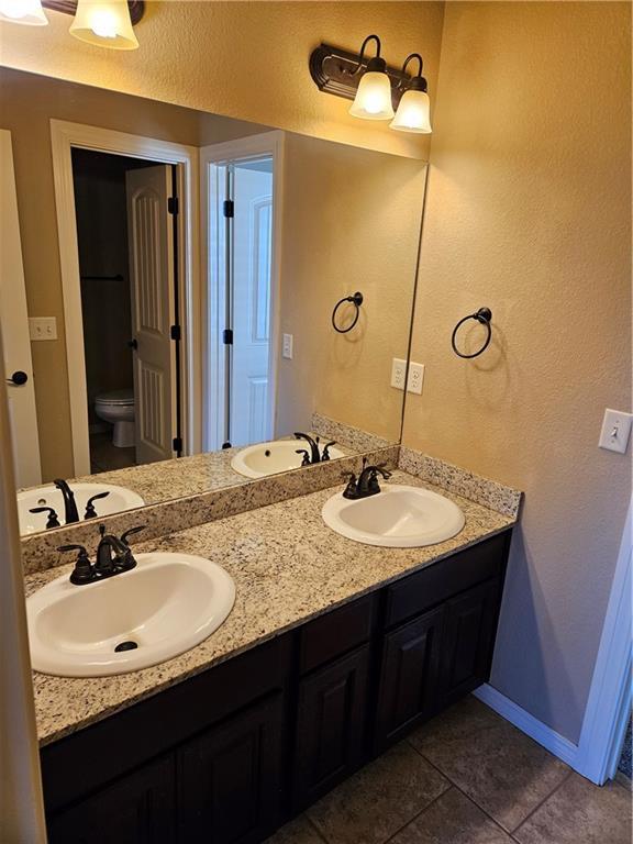 Building Photo - 2652 N Valencia Ave