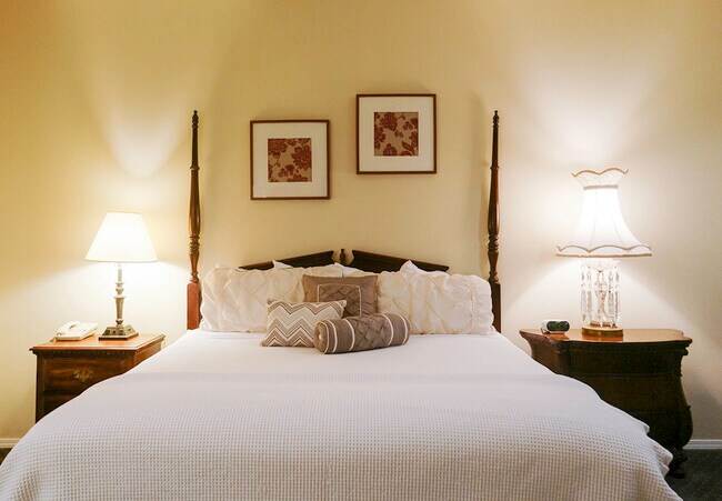 Deluxe KIng Bed Room - 101 N Jackson St