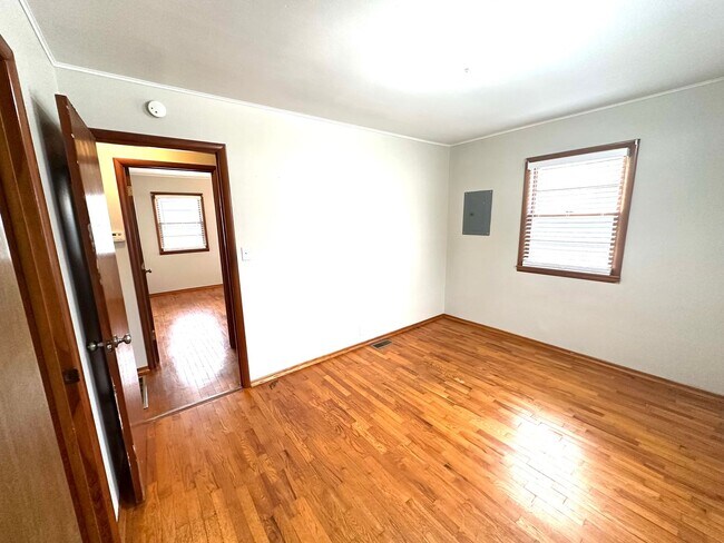 Building Photo - 3 BEDROOM 1 BATH IN JOPLIN-$1200 RENT-$1200 DEPOSIT