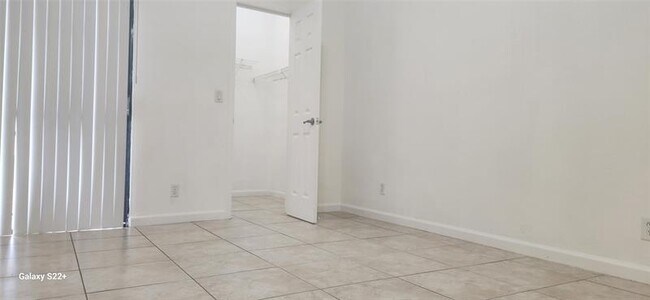 Building Photo - 912 NE 9th Ct