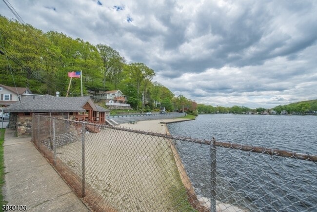 Building Photo - 21 E Shore Rd