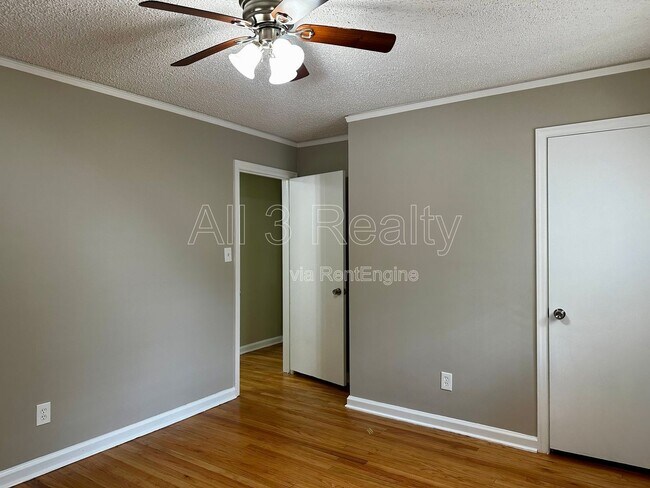 Building Photo - 1009 Rosedale Dr