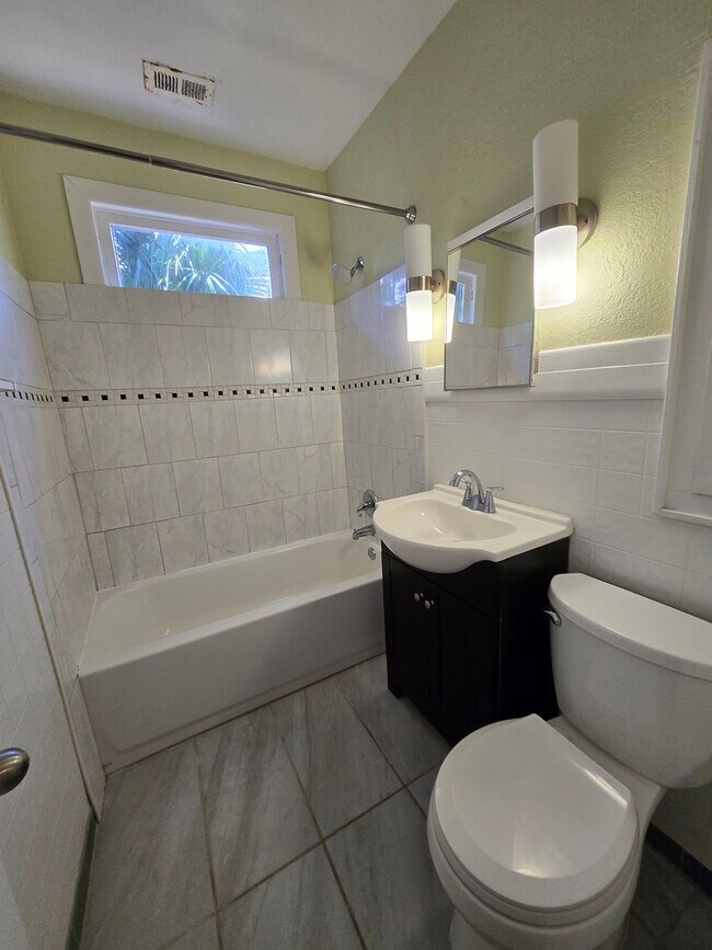 Building Photo - AVAILABLE NOW - Charming 3 Bed / 2 Bath Ho...