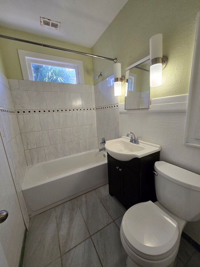 Building Photo - Charming 3 Bed / 2 Bath Home Just Minutes ...