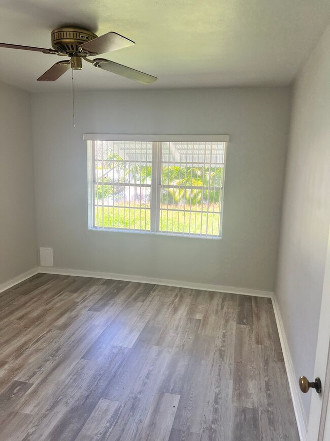 Building Photo - CHARMING 2 BEDROOM, 1 BATH HOME 3 BLOCKS F...