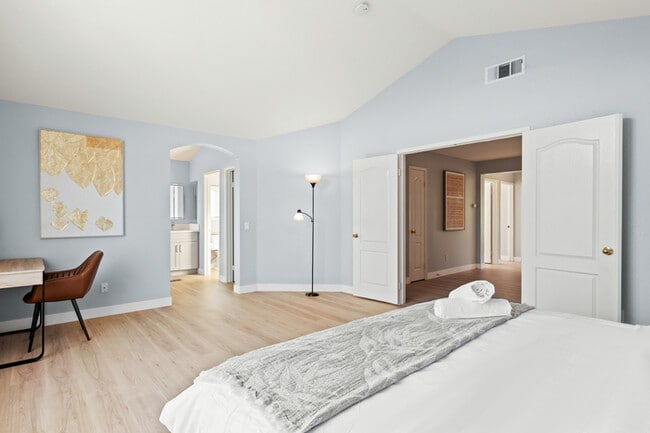 Building Photo - 10919 Mirador Dr