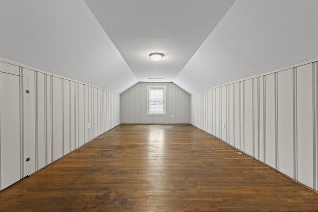 Building Photo - 702 Della Dr