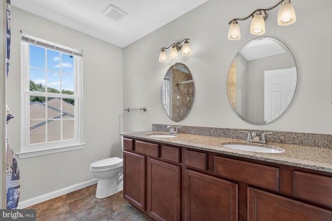Building Photo - 811 Chatsworth Dr