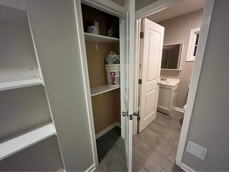 Building Photo - 1917 Hughes Ave