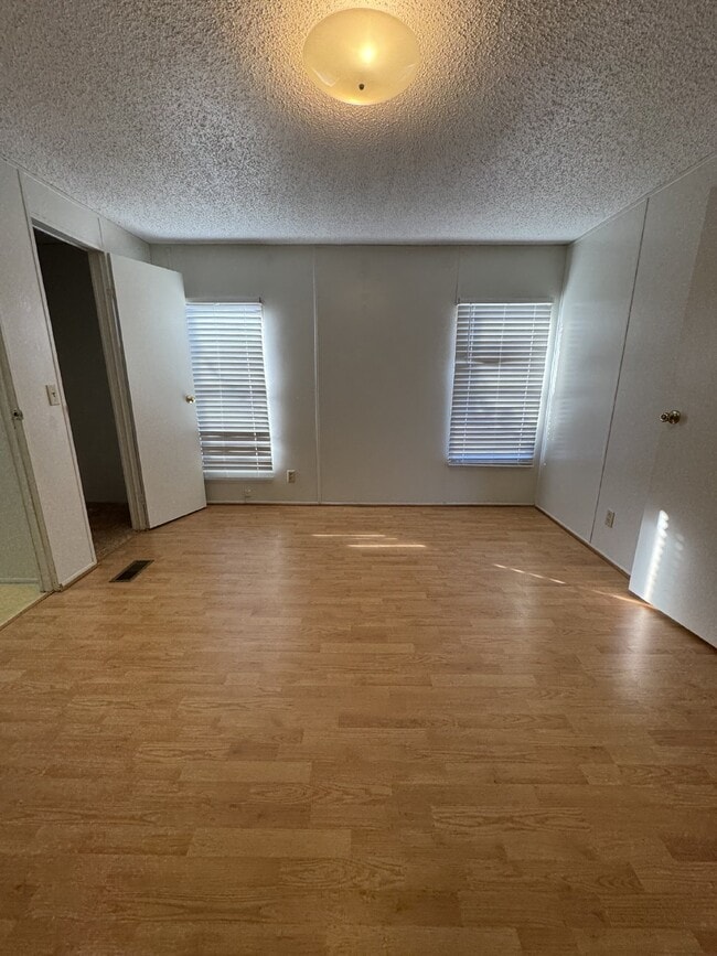 Building Photo - "Charming 2-Bed, 2-Bath in Hendersonville.