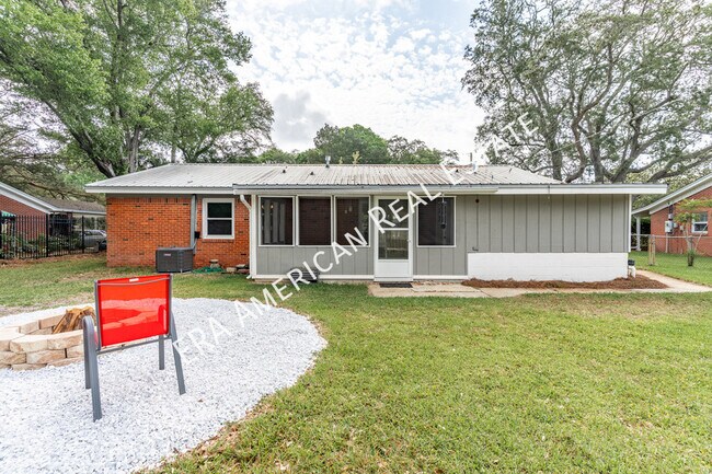 Building Photo - 305 Meggs Dr NE