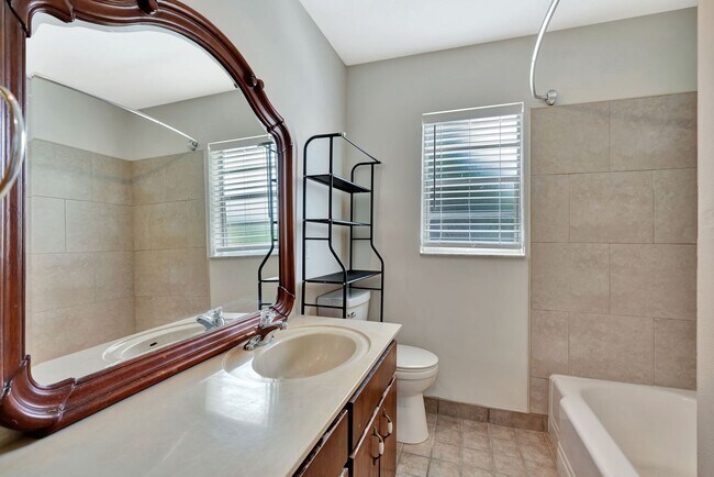 Building Photo - Beachside Bliss in Hobe Sound – Move-In Ready with Room to Roam!