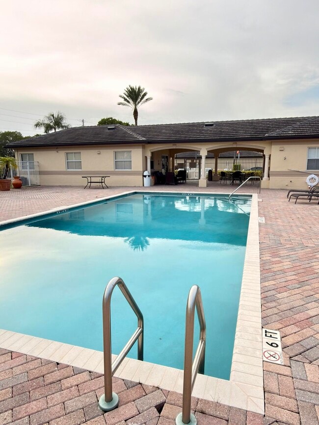 Building Photo - 2060 Greenview Shores Blvd