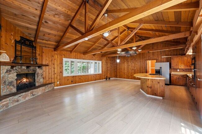 Building Photo - 190 Fairway Ln