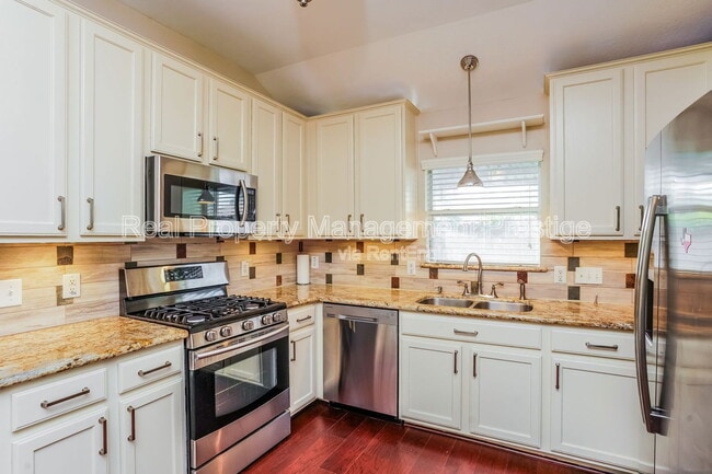 Building Photo - 1719 Village Townhome Dr