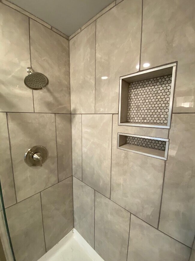 2 shower niches - 769 Delta Ave