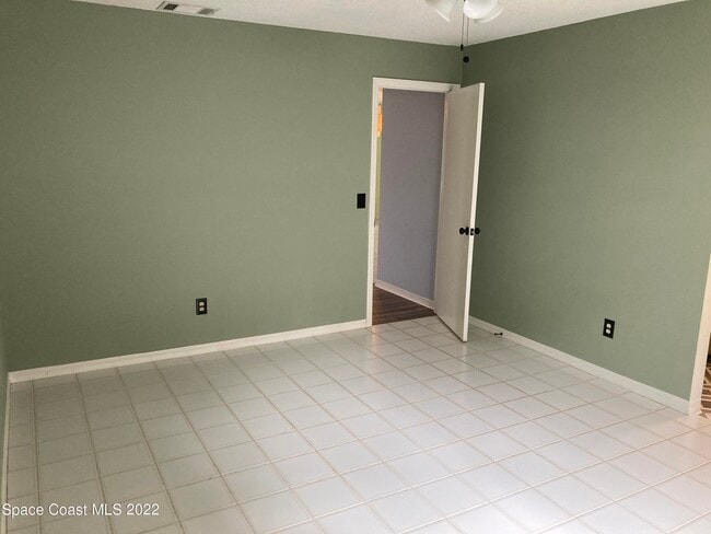 Building Photo - 711 Walnut Dr