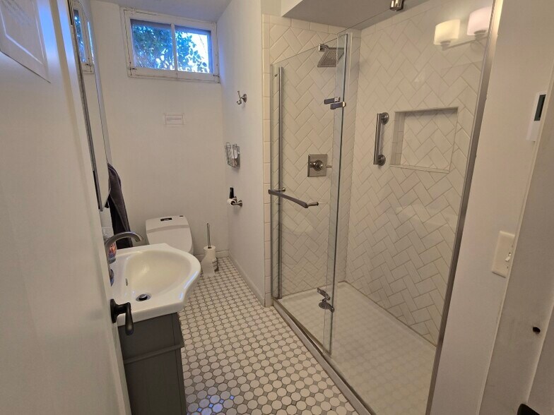 Building Photo - 3011 17th Ave S