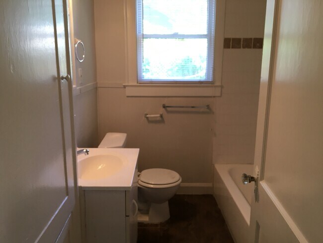 Building Photo - 812 E 30th St