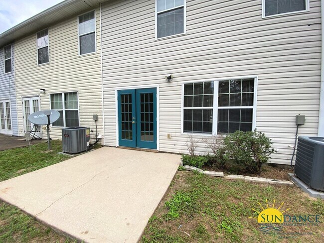 Building Photo - Beautiful 3 Bedroom Townhouse in Crestview!