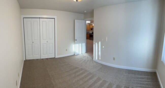 Building Photo - 2 Bedroom Condo!