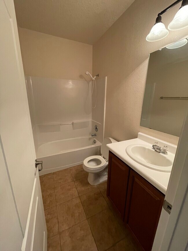 Building Photo - 2204 Delfinio Dr SE