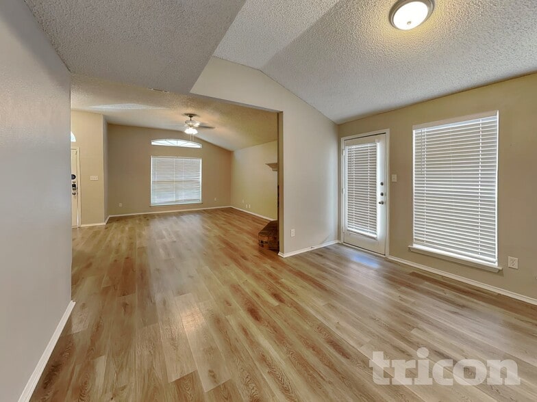 Building Photo - 327 Moss Hill Dr