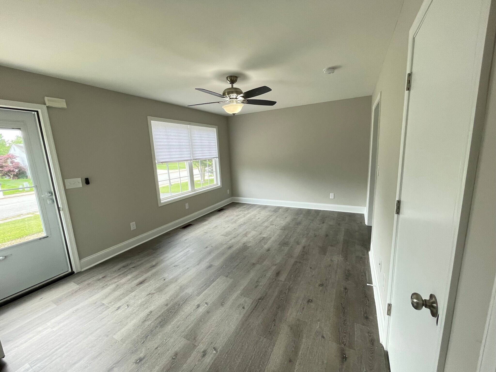 Living Room - 903 Queens Ct