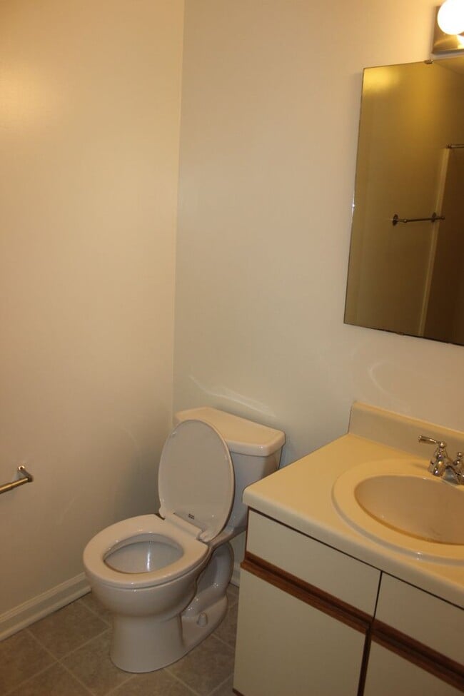 Building Photo - Rutherford Townhomes 4 Bedroom w/Den 3 Bathroom