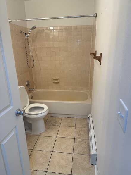 Building Photo - 551 N Robin Cir