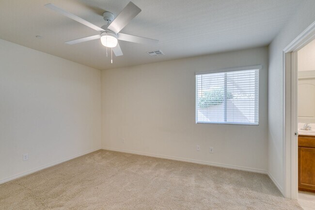 Building Photo - GORGEOUS TOWNHOME*UPGRADED*ALL APPLIANCES*...