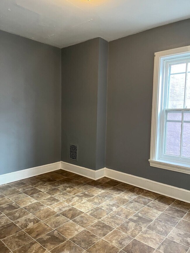 Building Photo - Large 4 Bedroom, 1 Bathroom in Columbia!