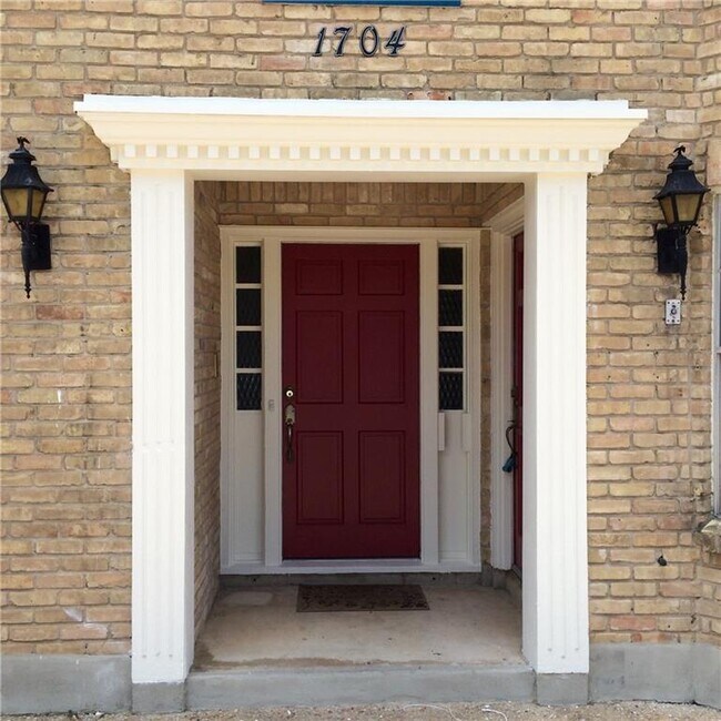 Building Photo - 1704 San Antonio St