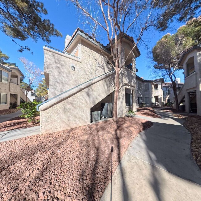 Building Photo - 3 Bedroom | 2nd Floor | Laminate Floors | Gated Community