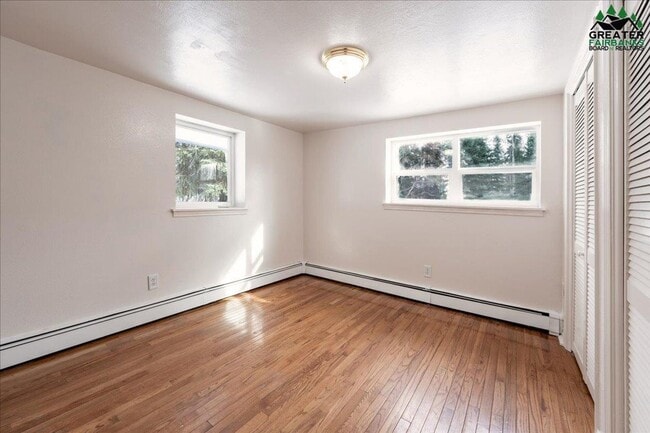Building Photo - Large 3 bedroom 2 bath 2 car garage with s...