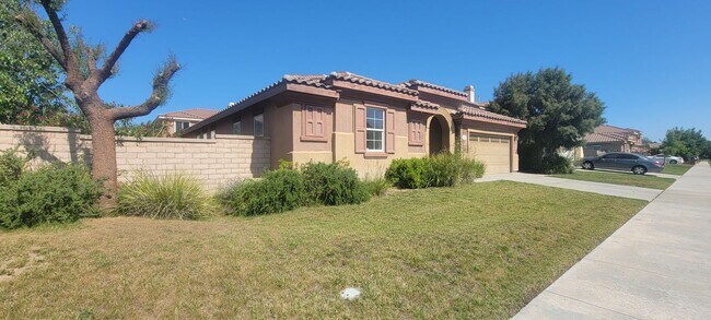Building Photo - Gorgeous Single Story Home