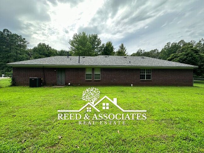 Building Photo - 3 Bedroom Near Gallaway, TN