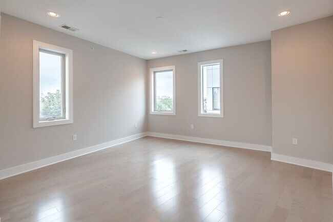 Building Photo - Northern Liberties Townhome with attached Garage
