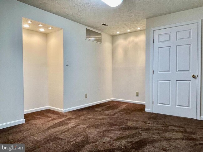 Building Photo - 501 Tolbelt Ct