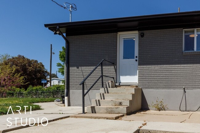 Building Photo - 983 Westwood Dr