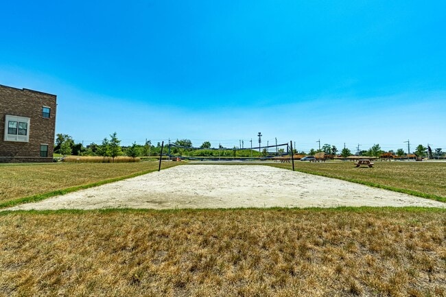 Building Photo - Modern 3 BR Townhome in Village of Towne Square Includes Trash, Cable/internet and Landscaping!