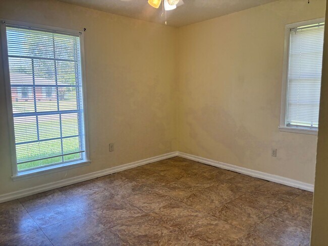 Building Photo - 634 Pine Ln