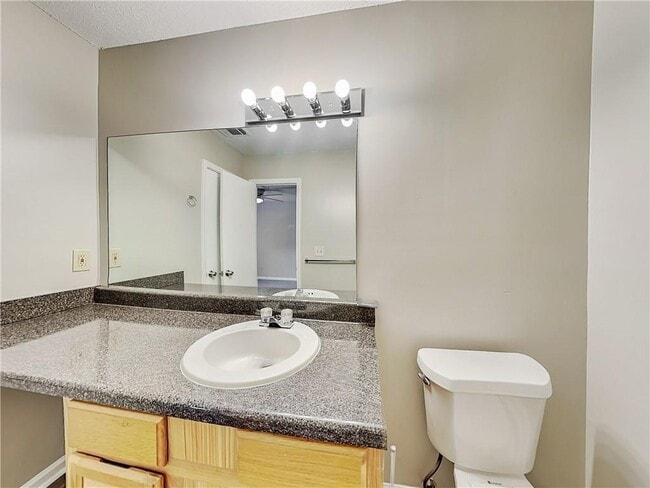 Building Photo - 5022 Hawthorne Ct