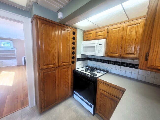 Building Photo - 2210 Eldridge Ave