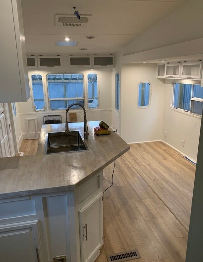 Building Photo - 755 Elmhurst Dr